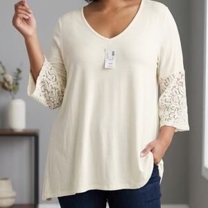 Avenue Lace-Sleeve V-Neck Tunic in Cream